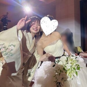 Itô Karin Instagram - .

.
親友の結婚式に行ってきました☺️💓

.
中座エスコートをサプライズで指名されて
私のアイドル時代の大切な曲
「風船は生きている」を流してくれて
大号泣でした😭

.
.
というか昨日は挙式始まる前から
披露宴終わるまで
基本ずっとうるうるしてました🥹

.
.

中高6年間一緒だった子で
ここまで仲がずっと続くなんて
中高の時は想像もしてなかった！(笑)

本当に大切な友達！

結婚式ってそんなに行ったことないけど
行くたび温かい気持ちになるよね☺️

しばらくは余韻に浸らせてください☺️
.
.
.