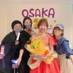 Itô Karin Instagram - . . まあやのラストを絶対観たくて 大阪に行っちゃったっ🌷 じゅんなといおりと🙈 . まあや11年間お疲れ様🥹 . みんなに可愛がられて可愛い末っ子だった 愛されまあやが こんなにも頼もしくて後輩に慕われる 愛されまあやになっていて 感動しちゃった🥲🧡💛 . . アンコール一曲目出てきた時 オレンジ黄色のドレス姿可愛すぎて泣いて、 選曲気づいて泣いて、 涙でほぼ見えてなかったーーー！🤣🥹🥹(笑) . . . . アンダーライブに全てを捧げてたあの頃、 いつも隣にはまあやが居て、 まあやが居てくれなかったら 頑張りきれなかったなあ〜…としみじみ . . 後輩ちゃんたちも、 みんな必死で一生懸命で 若い女の子たちが頑張る姿って なんてキラキラしていて尊いんだ… と胸がきゅるるんしました。 . みんなも当時 私たちにこういう気持ち抱いてくれてたのかな？🤣 . . . 久しぶりのスタッフさんたちや まなちゃ、ちまにも会えて 嬉しかった〜🧁🌻 . . . まあやの温かさ人柄が造るライブは とても胸が熱く温かくなるライブでした☺️ . . オリックス劇場