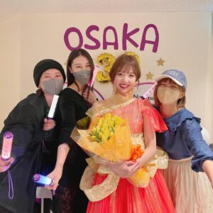 Itô Karin Instagram - .
.

まあやのラストを絶対観たくて
大阪に行っちゃったっ🌷

じゅんなといおりと🙈

.

まあや11年間お疲れ様🥹

.
みんなに可愛がられて可愛い末っ子だった
愛されまあやが

こんなにも頼もしくて後輩に慕われる
愛されまあやになっていて

感動しちゃった🥲🧡💛

.
.
アンコール一曲目出てきた時
オレンジ黄色のドレス姿可愛すぎて泣いて、

選曲気づいて泣いて、

涙でほぼ見えてなかったーーー！🤣🥹🥹(笑)

.
.
.
.

アンダーライブに全てを捧げてたあの頃、

いつも隣にはまあやが居て、
まあやが居てくれなかったら
頑張りきれなかったなあ〜…としみじみ

.
.

後輩ちゃんたちも、
みんな必死で一生懸命で

若い女の子たちが頑張る姿って
なんてキラキラしていて尊いんだ…

と胸がきゅるるんしました。

.
みんなも当時
私たちにこういう気持ち抱いてくれてたのかな？🤣
.
.

.
久しぶりのスタッフさんたちや
まなちゃ、ちまにも会えて
嬉しかった〜🧁🌻

.
.
.

まあやの温かさ人柄が造るライブは
とても胸が熱く温かくなるライブでした☺️
.

.
