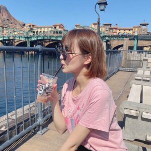 Itô Karin Instagram - .

ようやく夏が終わるようですね🌻

.

暑い夏が好きですが、夏服は好きじゃありません
寒い冬は苦手ですが、冬服は好きです

.
.

ディズニーシーのザンビに売ってる
チョコレートドリンク美味しかったので
おススメです🍫

#ディズニー #ディズニーシー #東京ディズニーシー #disneysea #tokyodisneysea #ディズニーグルメ