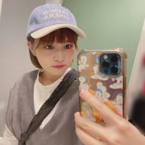 Itô Karin Instagram - .
.
.
zipper愛読者だった私が
大好きだったAMOちゃんの
ブランドのキャップ届いた🧢💗

コーデュロイでかわいい☺️

この秋冬はかぶり倒すゾ🫠！

.

ショートカットも馴染んできましたな。

#rubyandyou