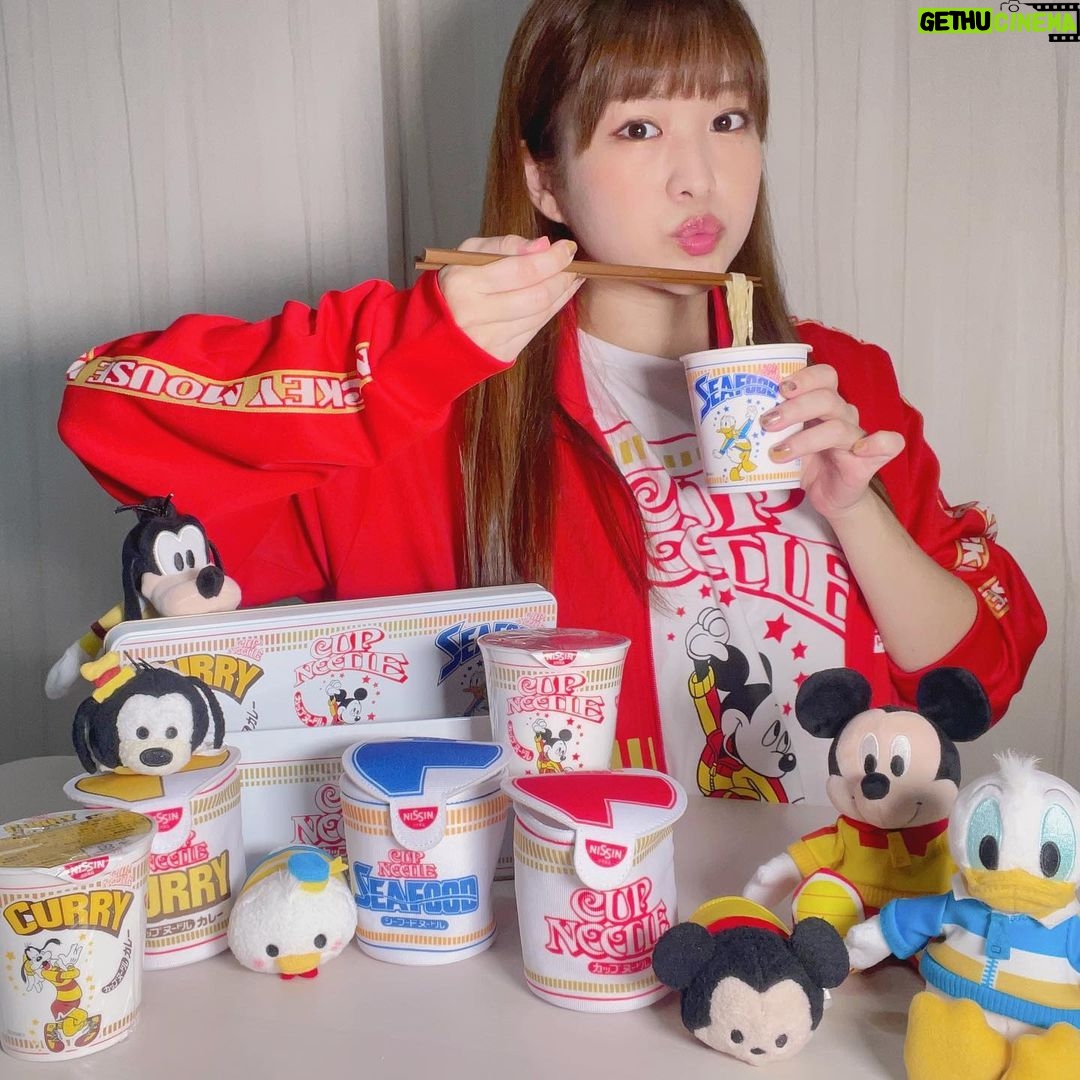 Itô Karin Instagram - . . . 「カップヌードル」と「ディズニー」の コラボ商品が9月9日より順次発売されます🍜💓 . . . ウォルト・ディズニー・ジャパンさんに ひと足お先に頂きました☺️ . . 特別なパッケージのカップヌードルはもちろん、 ツムツムや可愛いアパレルなども❤️🔥 . . 写真の中にはないのですが、 蓋が開くのを止めるストッパー兼 砂時計という完璧なグッズが 私は気になっています🫣💕 . . . あ、私はシーフード味がダントツで大好きです🫠🤍 . . . ぜひみなさんもチェックしてみてね〜! . . . @disneystore.jp @shopdisneyjp #ディズニー #ディズニーグッズ #ショップディズニー #ディズニーストア #カップヌードル #pr #disney #shopdisney #disneystore #cupnoodles