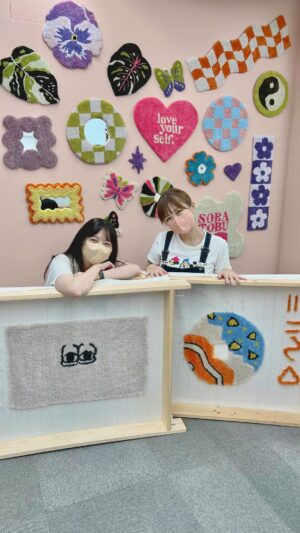 Itô Karin Instagram - @soratobu_rug さんでラグを作ったよ🕊

自分でデザインから考えて
めーっちゃ楽しかった〜！✨
意外と難しかったんだけど
丁寧に対応していただいたので、
なんとか形に！
.

どいやさんお久しぶりですっっっ！

.
わたしのはカクレクマノミとナンヨウハギを
モチーフに🐠🐠🐠

#ラグ #タフティング #tufting