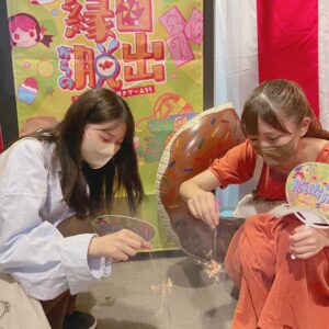 Itô Karin Instagram - .
.
.
今日で8月終わりってほんとですか？🥵
.

.
でもこの夏は、
花火することも出来たし(謎解きで笑)、
花火観ることも出来たし、

満喫できたなあ〜🌻
.
.
.
9月も楽しくなりますよーにっ❤️‍🔥
.
.
.
.
#イカサマ縁日
