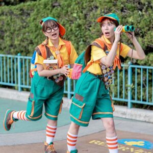 Itô Karin Instagram - .
.
仮装ディズニーしてきました〜！
.
.
今年は
東京ディズニーランド40周年パレード
「ディズニー・ハーモニー・イン・カラー」
のカールじいさんフロート後方で踊ってる
ダンサーさん🥹🎈
.
.
このパレードを初めて観たその日から
今年はこの仮装を必ずすると決めてました🔥

.
.
靴下以外、全部手作りです〜💛

リュックとか帽子とか
本気出せば作れるもんだね。

帽子はノリで作りすぎて形悪いけど🥹

.
1番大変だったのはバッチで、
一つ一つの絵柄はiPadで全部手描き、
(iPad持ってないからレンタル笑)
周りを縫うのは1つにつき20分掛かったので、
全部で何分かかったんだろう〜😇

. 

現地でキャストさんに1番褒められたのは
双眼鏡だったな〜！

これは大きめの双眼鏡を探して(ここに1番難航した)、
スプレーで塗装して、
マークはシールを作って貼っただけ🌲

お風呂場で塗装したので、
お風呂場が心なしか黄色っぽくなったような……(笑)
.
.
.
今回は仲良しのあいにゃんと仮装したんだけど、
お洋服をデザインしたりしてる人だから、
そんな人に着てもらうのはハードル高くて…🤣

でもめーちゃくちゃ褒めてくれて
自己肯定感高まりました🥰

いつもは仮装してそれで満足しちゃってたけど、
今回はあいにゃんの旦那さんのこーちゃんが
たくさん写真を撮ってくれて
ちゃんと想い出に残って嬉しい！🫶

なので載せたい写真がまだまだあるし、
見せたい動画も大量にあるので
インスタや、あとはXにまたたくさん載せます！
あいにゃんのアカウントでも載ると思うので
要チェックだよ〜☑️
.
.
.
最後の写真は本物のダンサーさんと、
レスをたくさん貰えて大喜びの伊藤です🤭🤭
.
反対サイドに座ってた方が激写してくれてました🥹
ありがとうございました🥹

.
.

ここまで本気で作ったのは5年ぶりくらいだったので
思いが募り過ぎて
長い文章になっちゃいました😂

最後まで読んでくれてありがとう🥹

.
今年はもう一回仮装するけど、
そっちは簡易的なやつなので気が楽だ〜！
そちらもお楽しみに👻

#dハロ仮装 #dハロ仮装2023 #ハーモニーインカラー #ハーモニーインカラーダンサー仮装 #ハモカラ #ハモカラダンサー仮装 #カールじいさんの空飛ぶ家 #ディズニーランド #東京ディズニーランド #tokyodisneyland #ディズニー仮装