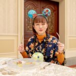 Itô Karin Instagram - . . . ディズニー★JCBカード特典の アウラニ・ディズニー・リゾート＆スパ コオリナ・ハワイ スペシャルランチプラン にあいにゃんさんと参加してきました〜☺️🌺 . . ハワイに行った…わけではなく🤣 東京ディズニーランドホテルで ハワイを感じてきました〜🍹😋 . . キャビアも乗っている贅沢な前菜や ハワイを感じるお肉料理🥩 美味しくてずっとニッコニコでした😋☺️ . . 食事の後にはドローイング体験もあって スティッチを描きました🙌🏻 私たちのスティッチどうかなー？ あいにゃんさんのスティッチ、 なんか豪快！！！(笑) . . . このスペシャルランチに参加したら ハワイに行きたい欲が少し収まるかなって 思ってたんですけど、 より行きたくなっちゃいました🤣(笑) . . 2月16日までのポイント交換で参加できて、 先着受付となっているみたいです🙆‍♀️ 残りわずかとのことなので、 そういえばポイント貯まってる！ という方おすすめです😆 アロハ🤙🌺 #アウラニ #アウラニディズニー #ディズニーjcbカード #ディズニーjcbカードスペシャルランチ #ディズニーランドホテル #pr