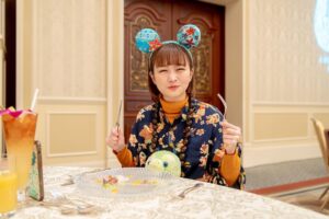 Itô Karin Instagram - .
.
.
ディズニー★JCBカード特典の
アウラニ・ディズニー・リゾート＆スパ コオリナ・ハワイ スペシャルランチプラン
にあいにゃんさんと参加してきました〜☺️🌺
.
.
ハワイに行った…わけではなく🤣
東京ディズニーランドホテルで
ハワイを感じてきました〜🍹😋

.
.
キャビアも乗っている贅沢な前菜や
ハワイを感じるお肉料理🥩

美味しくてずっとニッコニコでした😋☺️

.

.
食事の後にはドローイング体験もあって
スティッチを描きました🙌🏻

私たちのスティッチどうかなー？

あいにゃんさんのスティッチ、
なんか豪快！！！(笑)

.
.
.
このスペシャルランチに参加したら
ハワイに行きたい欲が少し収まるかなって
思ってたんですけど、
より行きたくなっちゃいました🤣(笑)

.
.
2月16日までのポイント交換で参加できて、
先着受付となっているみたいです🙆‍♀️
残りわずかとのことなので、

そういえばポイント貯まってる！
という方おすすめです😆

アロハ🤙🌺

#アウラニ #アウラニディズニー #ディズニーjcbカード #ディズニーjcbカードスペシャルランチ #ディズニーランドホテル #pr