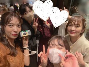 Itô Karin Instagram - .
.
.
1つ前の投稿の続き。

.

私の親友の結婚式には
この子たちと行きました🤣
.

ときんちゅ☺️

謎解きを通じて
私の親友(中高)と私の親友(乃木坂)が
仲良くなった結果です！(笑)

みんなで謎解きし始めた頃は
結婚式行くまでの仲になってくれるとは
思ってなかったよ🤣🤣🤣
.
.
.
ちなみに

余興も任されてたので
謎解き大会しました！(笑)

謎解きなんてよく分からんー！
って空気になったらどうしようって
めちゃくちゃ不安だったんだけど、

とんでもなく盛り上がった🤣
というか
参加してくださった皆さんが
めちゃくちゃ盛り上げてくれた🥹
.
頑張って準備した甲斐がありすぎて
燃え尽きました❤️‍🔥
.
.
.
.
はぁ、ともだちって素敵。
みんなだいすきだよー！

これからもたくさん謎に立ち向かおうねー！

.
.
#解人