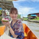 Itô Karin Instagram - . 新しいYouTube撮ってきたので 更新をお楽しみに🇹🇭✈️ . . . #タイ旅行 #バンコク #タイ #🇹🇭 #一人旅 #一人旅女子 #ダムヌンサドゥアック水上マーケット #ตลาดน้ำดำเนินสะดวก #damnoensaduak #damnoensaduakfloatingmarket Damnoen Saduak Floating Market