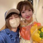Itô Karin Instagram - . . まあやのラストを絶対観たくて 大阪に行っちゃったっ🌷 じゅんなといおりと🙈 . まあや11年間お疲れ様🥹 . みんなに可愛がられて可愛い末っ子だった 愛されまあやが こんなにも頼もしくて後輩に慕われる 愛されまあやになっていて 感動しちゃった🥲🧡💛 . . アンコール一曲目出てきた時 オレンジ黄色のドレス姿可愛すぎて泣いて、 選曲気づいて泣いて、 涙でほぼ見えてなかったーーー！🤣🥹🥹(笑) . . . . アンダーライブに全てを捧げてたあの頃、 いつも隣にはまあやが居て、 まあやが居てくれなかったら 頑張りきれなかったなあ〜…としみじみ . . 後輩ちゃんたちも、 みんな必死で一生懸命で 若い女の子たちが頑張る姿って なんてキラキラしていて尊いんだ… と胸がきゅるるんしました。 . みんなも当時 私たちにこういう気持ち抱いてくれてたのかな？🤣 . . . 久しぶりのスタッフさんたちや まなちゃ、ちまにも会えて 嬉しかった〜🧁🌻 . . . まあやの温かさ人柄が造るライブは とても胸が熱く温かくなるライブでした☺️ . . オリックス劇場