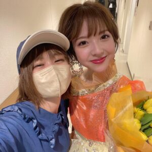 Itô Karin Instagram - .
.

まあやのラストを絶対観たくて
大阪に行っちゃったっ🌷

じゅんなといおりと🙈

.

まあや11年間お疲れ様🥹

.
みんなに可愛がられて可愛い末っ子だった
愛されまあやが

こんなにも頼もしくて後輩に慕われる
愛されまあやになっていて

感動しちゃった🥲🧡💛

.
.
アンコール一曲目出てきた時
オレンジ黄色のドレス姿可愛すぎて泣いて、

選曲気づいて泣いて、

涙でほぼ見えてなかったーーー！🤣🥹🥹(笑)

.
.
.
.

アンダーライブに全てを捧げてたあの頃、

いつも隣にはまあやが居て、
まあやが居てくれなかったら
頑張りきれなかったなあ〜…としみじみ

.
.

後輩ちゃんたちも、
みんな必死で一生懸命で

若い女の子たちが頑張る姿って
なんてキラキラしていて尊いんだ…

と胸がきゅるるんしました。

.
みんなも当時
私たちにこういう気持ち抱いてくれてたのかな？🤣
.
.

.
久しぶりのスタッフさんたちや
まなちゃ、ちまにも会えて
嬉しかった〜🧁🌻

.
.
.

まあやの温かさ人柄が造るライブは
とても胸が熱く温かくなるライブでした☺️
.

.