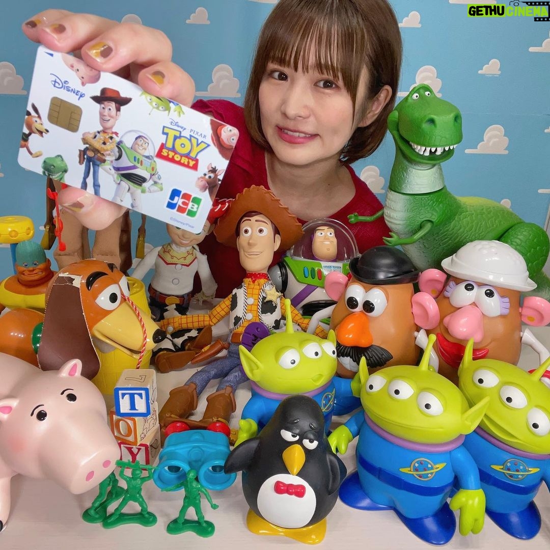 Itô Karin Instagram - . . ディズニー★JCBカードから 新デザインが登場しました🙌🏻 . なんと私が大好きで大好きでたまらない トイ・ストーリーのカードです😭❤️🔥 ついに推しのカードが出たよ🥹 . . 元々ディズニー★JCBカードを使い始めたきっかけは 「お財布の中も可愛くしたいっ💗」 という考えからだったので、 . トイ・ストーリーの仲間達と日々 一緒に過ごせるなんて最高だぜ!相棒! . 今年は 東京ディズニーリゾート・トイ・ストーリー®ホテルが開業したり、 トイ・ストーリーのカードが出たり、 ありがたき2022年です🥹💗 . ぜひみなさんもチェックしてみてね☺️ #ディズニーjcbカード #ディズニー #disneyjcbcard #disney #toystory #トイストーリー #pixar #メンバー限定特典 #ディズニーカードクラブ #pr © Disney © Disney/Pixar