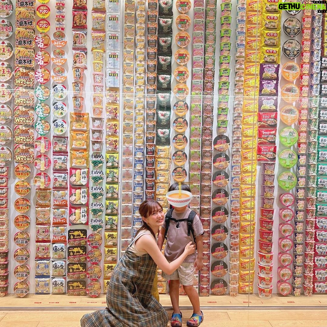 Itô Karin Instagram - . . 甥っ子と夏休み最後のお出かけ🫶 . 横浜市民だからこそなかなかいく機会がなかった カップヌードルミュージアム!🍜 . . 自分で作るカップヌードルは 4種トッピングが選べるんだけど 全部 謎肉にしました🍖 . 中途半端に下手な画力😇🔥 . . #横浜観光 #カップヌードルミュージアム カップヌードルミュージアム 横浜 -Cupnoodles Museum Yokohama