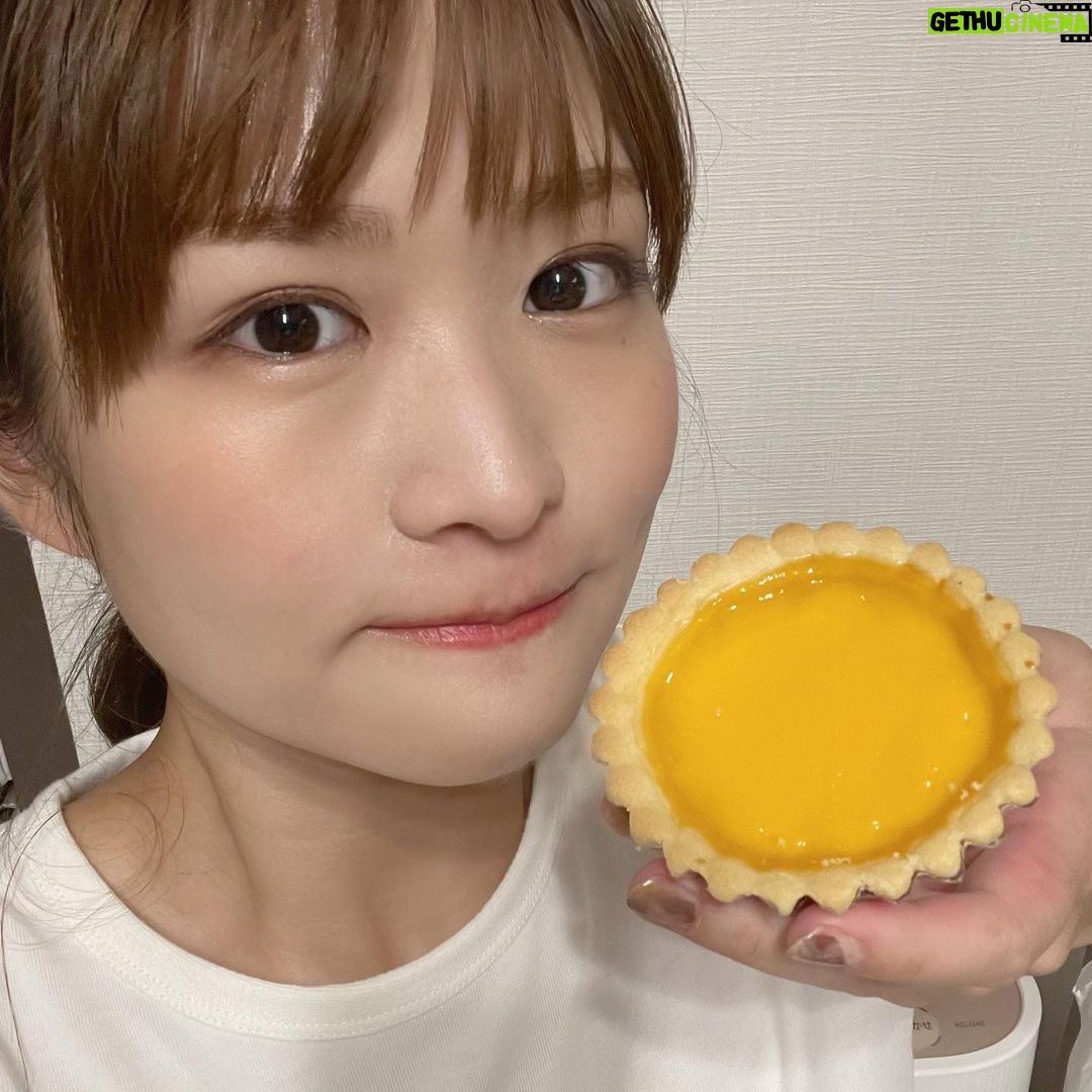 Itô Karin Instagram - . . 今日!原宿にオープンした \JOY LUCK TEAHOUSE/ @joyluckteahousejp . 覚えてる人がいるか分からないけど、 私エッグタルト大好きなのね?🍳 . でも日本に売ってるエッグタルトって 大体パイ生地なの🥧!🥺 それももちろん美味しいんだけど、 私はエッグ"タルト"が食べたくて🥹🤍 . . . このお店では タルト生地のエッグタルトが食べられるよ😭💕 3年くらい行けてない大好きな香港を 味わえるよ🥹💕 . . . 超おすすめ🫠🫠🫠🫠 . . . #joyluckteahouse #ジョイラックティーハウス #エッグタルト #香港 #香港グルメ #原宿 #原宿スイーツ #原宿グルメ #テイクアウト #テイクアウトグルメ #テイクアウトスイーツ