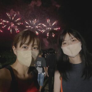 Itô Karin Instagram - .
.
.
今日で8月終わりってほんとですか？🥵
.

.
でもこの夏は、
花火することも出来たし(謎解きで笑)、
花火観ることも出来たし、

満喫できたなあ〜🌻
.
.
.
9月も楽しくなりますよーにっ❤️‍🔥
.
.
.
.
#イカサマ縁日