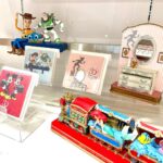 Itô Karin Instagram – .

Disney store 30th Anniversary Pop-up Museum

にご招待いただきました〜💫

.
.
ディズニーストアが30周年ということで
東京を皮切りに全国で開催するみたいです☺️

.
.
私とほぼ同い年のディズニーストアなわけだけど、
幼過ぎて知らなかった歴史を
改めて知ることができました🫣✨

私的には歴代コスチュームが
時代を感じて好きだったなあ🫶

このイベント限定のグッズも
とーっても可愛くておススメです🫠
私はトートバッグ買いましたっ🙌🏻

ぜひぜひ行ってみてね〜！✨

===

🔸東京会場
会場:ディズニーフラッグシップ東京
期間:2022年8月21日(日)~9月19日(月) 
🔸長崎会場
会場:アミュプラザ長崎 期間:2022年10月7日(金)~10月30日(日) 
🔸鹿児島会場
会場:アミュプラザ鹿児島 期間:2022年11月5日(土)~12月4日(日) 
🔸金沢会場
会場:金沢フォーラス 期間:2022年12月12日(月)~2023年1月15日(日) 
🔸大阪会場 期間:2023年1月下旬~2月予定
🔸仙台会場 期間:2023年3月中旬~4月上旬予定
🔸岡山会場 期間:2023年5月中旬~6月上旬予定
🔸名古屋会場 期間:2023年6月中旬~7月上旬
🔸千葉会場 期間:2023年7月下旬~8月下旬予定

===
© Disney © Disney/Pixar © Disney.
Based on the “Winnie the Pooh” works by A.A. Milne and E.H. Shepard. ※展示内容は会場によって異なる場合があります。

#ディズニーストア #ディズニーストア30周年 #pr #Disneystore30thAnniversaryPopupMuseum