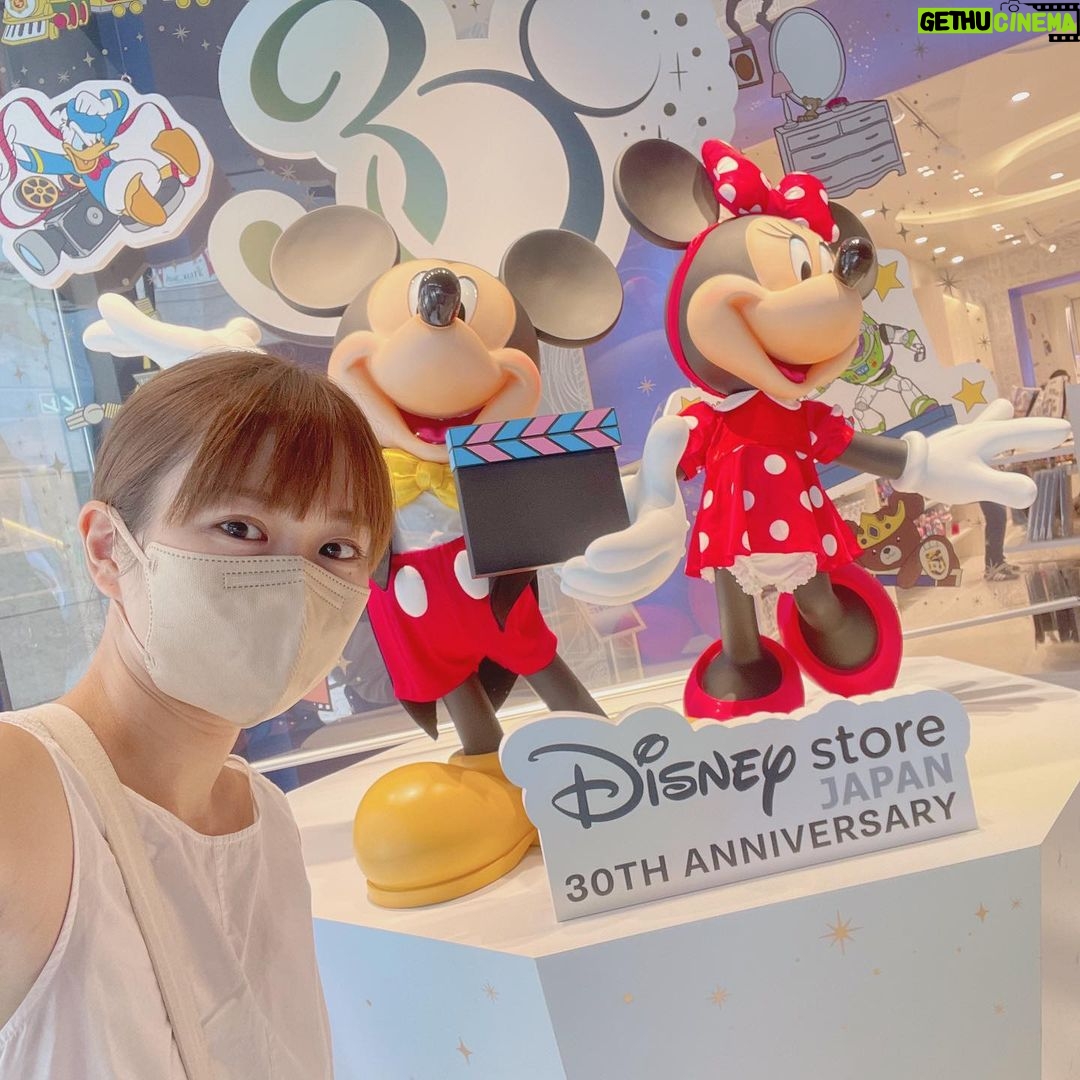 Itô Karin Instagram - . Disney store 30th Anniversary Pop-up Museum にご招待いただきました〜💫 . . ディズニーストアが30周年ということで 東京を皮切りに全国で開催するみたいです☺️ . . 私とほぼ同い年のディズニーストアなわけだけど、 幼過ぎて知らなかった歴史を 改めて知ることができました🫣✨ 私的には歴代コスチュームが 時代を感じて好きだったなあ🫶 このイベント限定のグッズも とーっても可愛くておススメです🫠 私はトートバッグ買いましたっ🙌🏻 ぜひぜひ行ってみてね〜!✨ === 🔸東京会場 会場:ディズニーフラッグシップ東京 期間:2022年8月21日(日)~9月19日(月) 🔸長崎会場 会場:アミュプラザ長崎 期間:2022年10月7日(金)~10月30日(日) 🔸鹿児島会場 会場:アミュプラザ鹿児島 期間:2022年11月5日(土)~12月4日(日) 🔸金沢会場 会場:金沢フォーラス 期間:2022年12月12日(月)~2023年1月15日(日) 🔸大阪会場 期間:2023年1月下旬~2月予定 🔸仙台会場 期間:2023年3月中旬~4月上旬予定 🔸岡山会場 期間:2023年5月中旬~6月上旬予定 🔸名古屋会場 期間:2023年6月中旬~7月上旬 🔸千葉会場 期間:2023年7月下旬~8月下旬予定 === © Disney © Disney/Pixar © Disney. Based on the “Winnie the Pooh” works by A.A. Milne and E.H. Shepard. ※展示内容は会場によって異なる場合があります。 #ディズニーストア #ディズニーストア30周年 #pr #Disneystore30thAnniversaryPopupMuseum
