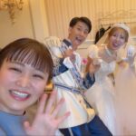 Itô Karin Instagram - . . . 先日、大好きで仲良しの あいにゃんこーちゃん夫婦の結婚式に参列してきました✨ 場所はなんとディズニーランド！🏰♡ シンデレラ城での結婚式はずっと憧れだったので 参列させてもらえて幸せだった…☺️ . あいにゃんこーちゃんが今まで誠実に活動してきたから、 たっっっくさんの人に愛されていて、 だからこそ当日は たっっっくさんの方々の声援を受けて 結婚式をしている姿に感動しました🥲 . 私達参列者も一緒にパレードルートを歩かせてもらったんだけど 2人を祝福して温かい笑顔になってる ランドに来ていたゲストの皆さんを見て 本当に幸せを分けて頂きました💐 . Twitterの日本のトレンドも3位に入ってたんだよ！！！ すごい🥹日本中から祝福されてる🥹 . . ミッキーさんたちがお祝いに来てくれて 結婚証明書？にサインをしてくれるみんなが かわいすぎたし羨ましすぎた🥹❤️‍🔥 そして それに喜んでるあいにゃんが可愛かった！❤️‍🔥❤️‍🔥 . . . 当日の参列者の目線を あいにゃんこーちゃんファンの皆さんにも味わって頂きたいなと思って YouTube撮ってきました☺️✌️ ただ途中から泣いたり楽しんじゃったりで…(笑) 後半に向けてざっくりとした動画になりそうなんですけど、 アップしますので気長にお待ちください☺️ . . はぁ、10日経った今でも 幸せいっぱい胸いっぱい🥹🙏 . . . 写真6枚目は 用意してあったフレームを ノリノリで持ってみたはいいものの、 こういうの持つキャラじゃなかったと思い出して 恥ずかしくなってるイトウ。 東京ディズニーランド