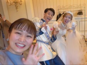 Itô Karin Instagram - .
.
.
先日、大好きで仲良しの
あいにゃんこーちゃん夫婦の結婚式に参列してきました✨

場所はなんとディズニーランド！🏰♡

シンデレラ城での結婚式はずっと憧れだったので
参列させてもらえて幸せだった…☺️

.

あいにゃんこーちゃんが今まで誠実に活動してきたから、
たっっっくさんの人に愛されていて、

だからこそ当日は
たっっっくさんの方々の声援を受けて
結婚式をしている姿に感動しました🥲

.
私達参列者も一緒にパレードルートを歩かせてもらったんだけど
2人を祝福して温かい笑顔になってる
ランドに来ていたゲストの皆さんを見て
本当に幸せを分けて頂きました💐

.
Twitterの日本のトレンドも3位に入ってたんだよ！！！
すごい🥹日本中から祝福されてる🥹

.
.

ミッキーさんたちがお祝いに来てくれて
結婚証明書？にサインをしてくれるみんなが
かわいすぎたし羨ましすぎた🥹❤️‍🔥
そして
それに喜んでるあいにゃんが可愛かった！❤️‍🔥❤️‍🔥

.
.
.

当日の参列者の目線を
あいにゃんこーちゃんファンの皆さんにも味わって頂きたいなと思って
YouTube撮ってきました☺️✌️

ただ途中から泣いたり楽しんじゃったりで…(笑)
後半に向けてざっくりとした動画になりそうなんですけど、
アップしますので気長にお待ちください☺️

.
.
はぁ、10日経った今でも
幸せいっぱい胸いっぱい🥹🙏

.
.
.
写真6枚目は
用意してあったフレームを
ノリノリで持ってみたはいいものの、
こういうの持つキャラじゃなかったと思い出して
恥ずかしくなってるイトウ。