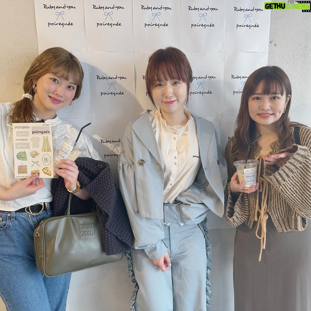 Itô Karin Instagram - . . 大好きな大好きなAMOちゃんのブランドの 展示会に行ってきました☺️♡ . 私の高校時代の全ては「zipper」と言っても 過言じゃないくらい大好きな雑誌で🤦♀️ . 発売日に必ず買って、 頑張って稼いだバイト代は zipperに載ってたお洋服代に全部費やして、 AMOちゃんや、パチパチズのみんなに憧れ過ぎて 休みの日は原宿に入り浸って、 本当に本当に私の青春全て!🍀 . . そんなAMOちゃんに初めてお会い出来て 本当に幸せでした…😭✨ . . . 私も大人になったし、 もう"かわいい"お洋服は諦めなきゃかなあ〜… なんて思ってしまうけど AMOちゃんのブランドは 大人もまだまだ"かわいい"を楽しめる、 楽しんでいいんだよ、と言ってくれてる気がして どのお洋服もトキめいちゃいました☺️🫶 . . . お洋服届くの楽しみ🥰♡ . . #rubyandyou #poiregnée
