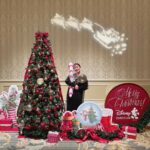 Itô Karin Instagram - . . 2023年最後っ！ お写真は数日遅れですが メリークリスマス🎄！(笑) . クリスマスの投稿って 数日遅れるだけで、 めちゃくちゃ季節外れ感出ちゃって ほんと困る🥹🫶(笑) . ディズニー★JCBカードの クリスマススペシャルディナーです🍽️ "ディナー"なんてなかなかしないので いつもよりおめかししてます💄 . 年内最後のミッキーさんミニーさんは 相変わらず大スタァでした🌟 ご飯も美味しいしかわいいし、量もちゃんとあるし！笑 最高の夜だったなあ〜☺️ . . 基本的に人生の中心が【趣味】な私。 その趣味のひとつであるディズニーの 100周年記念作品に 携わらせていただけたことが 本当に今年一番の想い出だなあ〜…😌✨ . . 来年はさらにたくさんのお仕事をできるように 日々頑張りますので、 応援、お力添え宜しくお願いします🥺 2023年もお世話になりました。 良いお年をお迎えください🎍 . 伊藤かりん ディズニーランドホテル