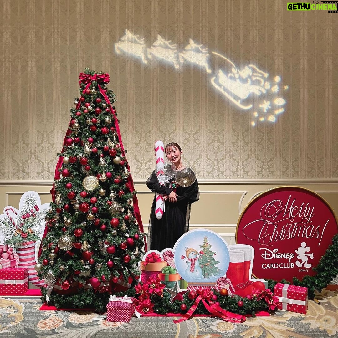 Itô Karin Instagram - . . 2023年最後っ! お写真は数日遅れですが メリークリスマス🎄!(笑) . クリスマスの投稿って 数日遅れるだけで、 めちゃくちゃ季節外れ感出ちゃって ほんと困る🥹🫶(笑) . ディズニー★JCBカードの クリスマススペシャルディナーです🍽️ "ディナー"なんてなかなかしないので いつもよりおめかししてます💄 . 年内最後のミッキーさんミニーさんは 相変わらず大スタァでした🌟 ご飯も美味しいしかわいいし、量もちゃんとあるし!笑 最高の夜だったなあ〜☺️ . . 基本的に人生の中心が【趣味】な私。 その趣味のひとつであるディズニーの 100周年記念作品に 携わらせていただけたことが 本当に今年一番の想い出だなあ〜…😌✨ . . 来年はさらにたくさんのお仕事をできるように 日々頑張りますので、 応援、お力添え宜しくお願いします🥺 2023年もお世話になりました。 良いお年をお迎えください🎍 . 伊藤かりん ディズニーランドホテル