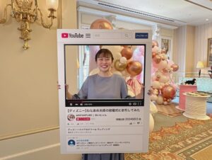 Itô Karin Instagram - .
.
.
先日、大好きで仲良しの
あいにゃんこーちゃん夫婦の結婚式に参列してきました✨

場所はなんとディズニーランド！🏰♡

シンデレラ城での結婚式はずっと憧れだったので
参列させてもらえて幸せだった…☺️

.

あいにゃんこーちゃんが今まで誠実に活動してきたから、
たっっっくさんの人に愛されていて、

だからこそ当日は
たっっっくさんの方々の声援を受けて
結婚式をしている姿に感動しました🥲

.
私達参列者も一緒にパレードルートを歩かせてもらったんだけど
2人を祝福して温かい笑顔になってる
ランドに来ていたゲストの皆さんを見て
本当に幸せを分けて頂きました💐

.
Twitterの日本のトレンドも3位に入ってたんだよ！！！
すごい🥹日本中から祝福されてる🥹

.
.

ミッキーさんたちがお祝いに来てくれて
結婚証明書？にサインをしてくれるみんなが
かわいすぎたし羨ましすぎた🥹❤️‍🔥
そして
それに喜んでるあいにゃんが可愛かった！❤️‍🔥❤️‍🔥

.
.
.

当日の参列者の目線を
あいにゃんこーちゃんファンの皆さんにも味わって頂きたいなと思って
YouTube撮ってきました☺️✌️

ただ途中から泣いたり楽しんじゃったりで…(笑)
後半に向けてざっくりとした動画になりそうなんですけど、
アップしますので気長にお待ちください☺️

.
.
はぁ、10日経った今でも
幸せいっぱい胸いっぱい🥹🙏

.
.
.
写真6枚目は
用意してあったフレームを
ノリノリで持ってみたはいいものの、
こういうの持つキャラじゃなかったと思い出して
恥ずかしくなってるイトウ。