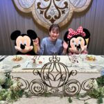 Itô Karin Instagram - . . . 先日、大好きで仲良しの あいにゃんこーちゃん夫婦の結婚式に参列してきました✨ 場所はなんとディズニーランド！🏰♡ シンデレラ城での結婚式はずっと憧れだったので 参列させてもらえて幸せだった…☺️ . あいにゃんこーちゃんが今まで誠実に活動してきたから、 たっっっくさんの人に愛されていて、 だからこそ当日は たっっっくさんの方々の声援を受けて 結婚式をしている姿に感動しました🥲 . 私達参列者も一緒にパレードルートを歩かせてもらったんだけど 2人を祝福して温かい笑顔になってる ランドに来ていたゲストの皆さんを見て 本当に幸せを分けて頂きました💐 . Twitterの日本のトレンドも3位に入ってたんだよ！！！ すごい🥹日本中から祝福されてる🥹 . . ミッキーさんたちがお祝いに来てくれて 結婚証明書？にサインをしてくれるみんなが かわいすぎたし羨ましすぎた🥹❤️‍🔥 そして それに喜んでるあいにゃんが可愛かった！❤️‍🔥❤️‍🔥 . . . 当日の参列者の目線を あいにゃんこーちゃんファンの皆さんにも味わって頂きたいなと思って YouTube撮ってきました☺️✌️ ただ途中から泣いたり楽しんじゃったりで…(笑) 後半に向けてざっくりとした動画になりそうなんですけど、 アップしますので気長にお待ちください☺️ . . はぁ、10日経った今でも 幸せいっぱい胸いっぱい🥹🙏 . . . 写真6枚目は 用意してあったフレームを ノリノリで持ってみたはいいものの、 こういうの持つキャラじゃなかったと思い出して 恥ずかしくなってるイトウ。 東京ディズニーランド