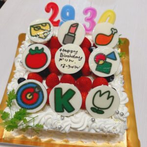 Itô Karin Instagram - .
.
30歳になりましたー！✨

.
大丈夫、自分が一番びっくりしてるよ！笑
まさか私が30代に！🤣
.
.

10代は学生生活の青春を謳歌して
この先の人生、この10年間を超えられないだろうなあ〜…
と思っていました😌

そんな気持ちで突入した20代では
夢を叶えて、
ずっとやりたかったお仕事を全力で楽しんで
更に楽しい幸せな10年間でした🥹🧡

そして今日から30代！

.
.
10代の時の学生時代の親友たちと
20代の時の乃木坂時代の親友たちが

みーんなで仲良くしてくれてて
本当に最高の人生送ってます🥹

.

ケーキも準備してくれてありがとうね！
かわいい🥹🫶
.
.

.
30代はプライベートはもちろん
お仕事も更に充実させたいなという目標で
日々楽しんでいきますので

今後とも宜しくお願い致します！✨

.
.
楽しみだった30代の幕開けだ！