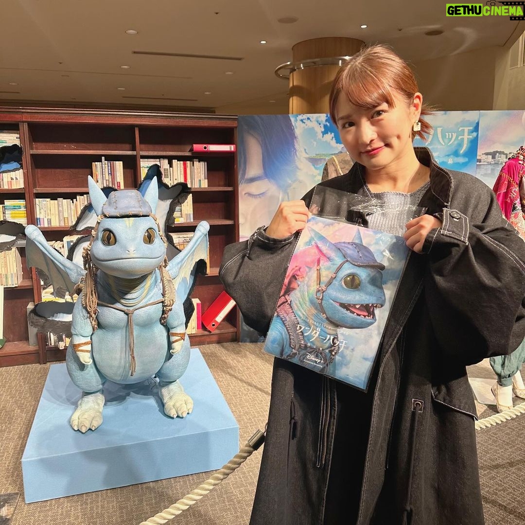 Itô Karin Instagram - . 『ワンダーハッチ-空飛ぶ竜の島-』配信記念 ワールドプレミアに行ってきました📕 ポスターから溢れ出る大冒険感🐉✨ 実写とアニメを行き来するのですが、 とても自然に描かれていて、 今映ってるこの空は、実写?アニメ?と 途中で分からなくなるくらいでした(笑) . 第1〜3話までを先行で観させていただいたのですが 話が進むにつれて分からなかったピースが どんどん埋まっていって… 先が知りたくなって、 止まらなくなるタイプのお話です!(笑) なので見始める方は 是非時間に余裕を持ってご覧ください🤣 でも年末年始だからちょうどいいね🤭 . ちなみに、 作品内に出てくるウーパナンタ語という 異言語は適当に話してるのかと思いきや、 一から作り上げた言語だそうです🫣 . 作品へのこだわりを感じます🥲 すごすぎる🥲🥲 . . ディズニープラスで独占配信中です🫶 #PR #ワンダーハッチ #異世界体感キャンペーン