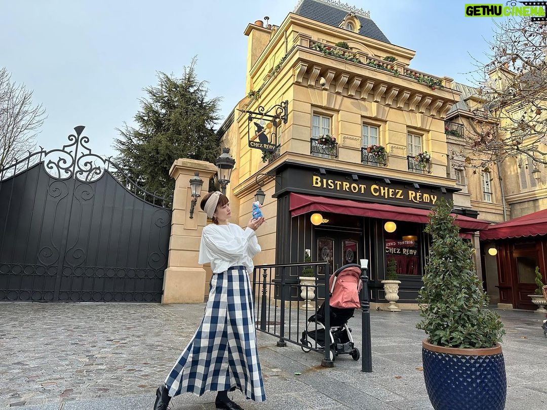 Itô Karin Instagram - . . GWどこにも遊びに行かないので 過去の想い出を…🇫🇷 . パリディズニーは パリにしかないレミーのエリアが やっぱり1番の見どころかな🐭🩵 私はグストーの本のバウンド(7枚目)を して行きました🥹🫶 ボナペティ🍽️ . . #パリディズニー #dlp #dlp30 #disneylandparis #ディズニーランドパリ #waltdisneystudiospark #レミーのおいしいレストラン #ratatouille #disneybound #disneybounding #ディズニーバウンド #ディズニーコーデ Disneyland Paris