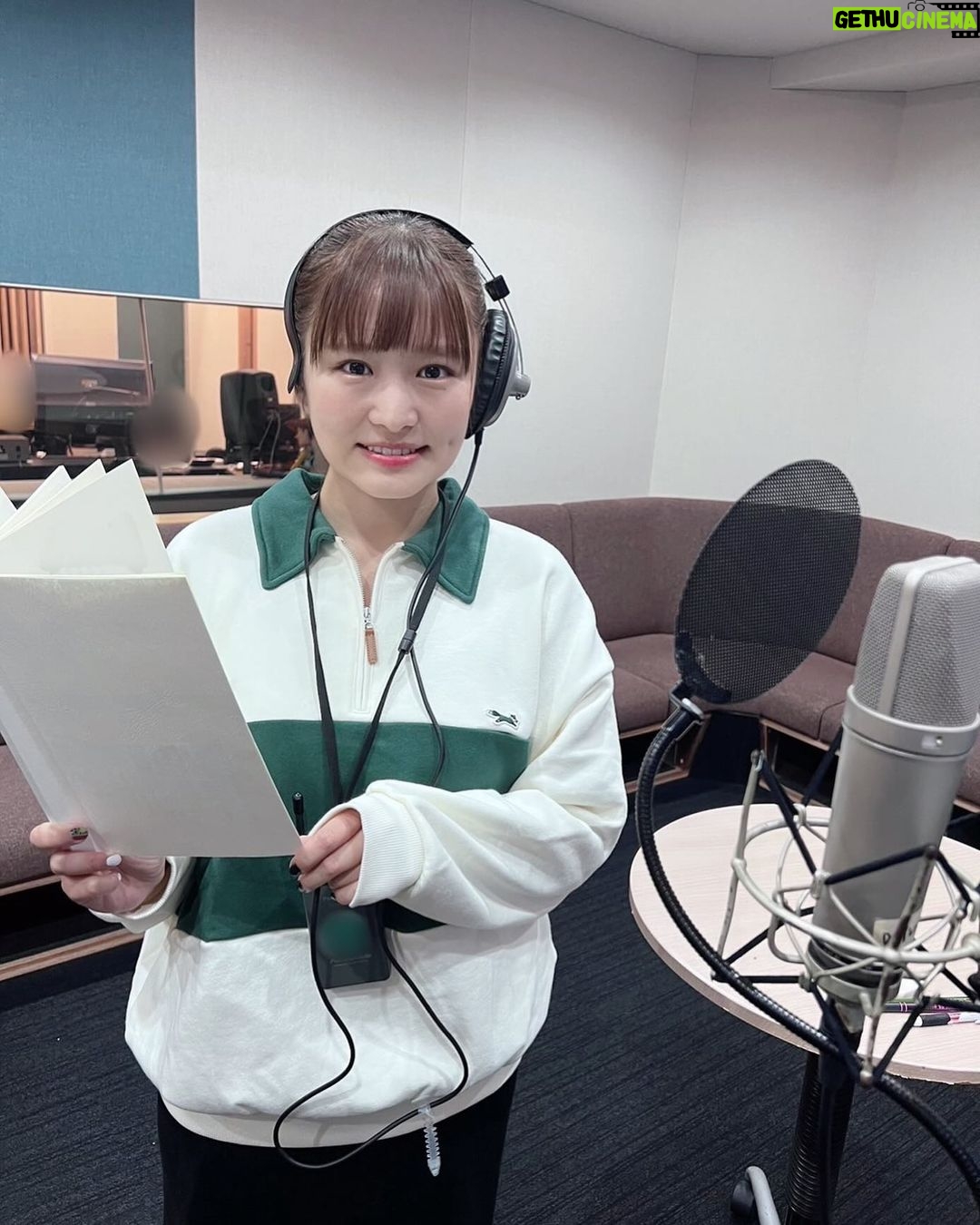Itô Karin Instagram - 🎉📣BIG NEWS📣🎉 . 本日公開のディズニー映画 『ウィッシュ』 なんと私、一言声優として参加させていただきました😭 . . ずっとやりたいと言っていた一言声優、 でもさすがに叶わないかなあと思っていたのですが まさかディズニー100周年記念の メモリアルな作品で願いが叶うなんて 本当に幸せです😭✨ . この事を伝えられた時は全く実感なくて、 声を録らせて頂いた時も まだふわふわとした感覚で、 完成版を観させていただいた時に 映像から自分の声がして ようやく実感が湧き始め、 エンドロールで名前を見つけて これが現実だと認識しました🥲✨ . . . ディズニー映画にしっかりと 馴染んでいたいので、 私の声に気づいて欲しくないような… でも気づいて欲しいような…(笑) . . 『ウィッシュ』は素晴らしい作品で 100年かけて築き上げてきた ディズニー映画の技術や想いが ぎゅぎゅっと詰め込まれています✨ また、 過去作品のオマージュもてんこ盛りで 何度も見たくなる作品でした! 私はオマージュあまり見つけられないタイプですが そんな私でも15個くらいは見つけた…! 100個以上あるらしいですが🤣 そしてそして 乃木坂時代を一緒に過ごした 主人公アーシャの声優生田絵梨花ちゃんの 何色にも染まってないけど芯のある あの真っ直ぐな声が アーシャにぴったりで素敵でした😭🫶 . . . ぜひみなさん劇場でご覧ください✨ . .