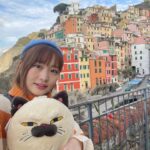 Itô Karin Instagram - . ピクサー作品「あの夏のルカ」 聖地巡礼してきました🧜‍♂️ . . 世界遺産のイタリア・チンクエテッレなんだけど、 日本からは少し行きにくいからか あんまり日本人に馴染みのない場所✈️ オフシーズンだったこともあってか、 流れる時間がゆっくりで、 波の音が聞こえる素敵な港町でした😭 . あの夏のルカの世界そのまんまで 感動しました😭💓 もしかしたらシーモンスターが 紛れ込んでたかな🧌🤭 . . 私はジュリアちゃんコーデで行きました🍝 マキャヴェッリも連れて行ったよ🐾 (キャリーケースの1/4を占拠された🐈) . . . YouTubeにvlogあげてるので ピクサー好きの方も、 旅行好きの方も、 よろしければご覧ください〜！ . . #あの夏のルカ #ピクサー #luca #pixar #ディズニーコーデ #ピクサーコーデ #チンクエテッレ #cinqueterre #イタリア旅行 #イタリア #1人旅 Cinque Terre