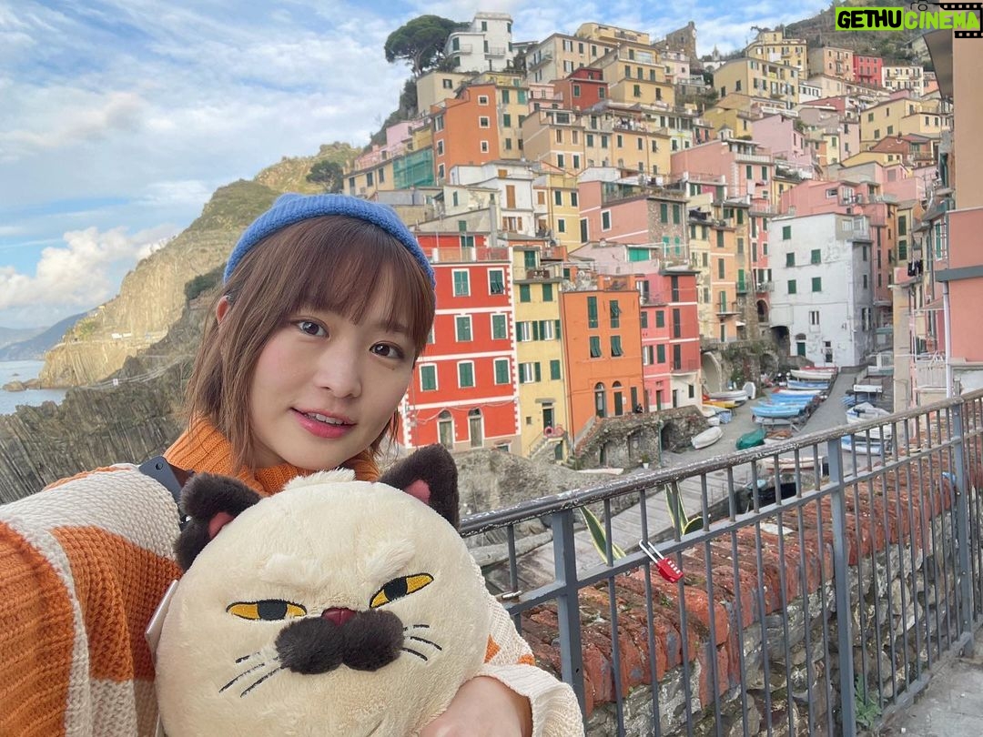 Itô Karin Instagram - . ピクサー作品「あの夏のルカ」 聖地巡礼してきました🧜♂️ . . 世界遺産のイタリア・チンクエテッレなんだけど、 日本からは少し行きにくいからか あんまり日本人に馴染みのない場所✈️ オフシーズンだったこともあってか、 流れる時間がゆっくりで、 波の音が聞こえる素敵な港町でした😭 . あの夏のルカの世界そのまんまで 感動しました😭💓 もしかしたらシーモンスターが 紛れ込んでたかな🧌🤭 . . 私はジュリアちゃんコーデで行きました🍝 マキャヴェッリも連れて行ったよ🐾 (キャリーケースの1/4を占拠された🐈) . . . YouTubeにvlogあげてるので ピクサー好きの方も、 旅行好きの方も、 よろしければご覧ください〜! . . #あの夏のルカ #ピクサー #luca #pixar #ディズニーコーデ #ピクサーコーデ #チンクエテッレ #cinqueterre #イタリア旅行 #イタリア #1人旅 Cinque Terre