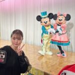 Itô Karin Instagram - . . 2023年最後っ！ お写真は数日遅れですが メリークリスマス🎄！(笑) . クリスマスの投稿って 数日遅れるだけで、 めちゃくちゃ季節外れ感出ちゃって ほんと困る🥹🫶(笑) . ディズニー★JCBカードの クリスマススペシャルディナーです🍽️ "ディナー"なんてなかなかしないので いつもよりおめかししてます💄 . 年内最後のミッキーさんミニーさんは 相変わらず大スタァでした🌟 ご飯も美味しいしかわいいし、量もちゃんとあるし！笑 最高の夜だったなあ〜☺️ . . 基本的に人生の中心が【趣味】な私。 その趣味のひとつであるディズニーの 100周年記念作品に 携わらせていただけたことが 本当に今年一番の想い出だなあ〜…😌✨ . . 来年はさらにたくさんのお仕事をできるように 日々頑張りますので、 応援、お力添え宜しくお願いします🥺 2023年もお世話になりました。 良いお年をお迎えください🎍 . 伊藤かりん ディズニーランドホテル