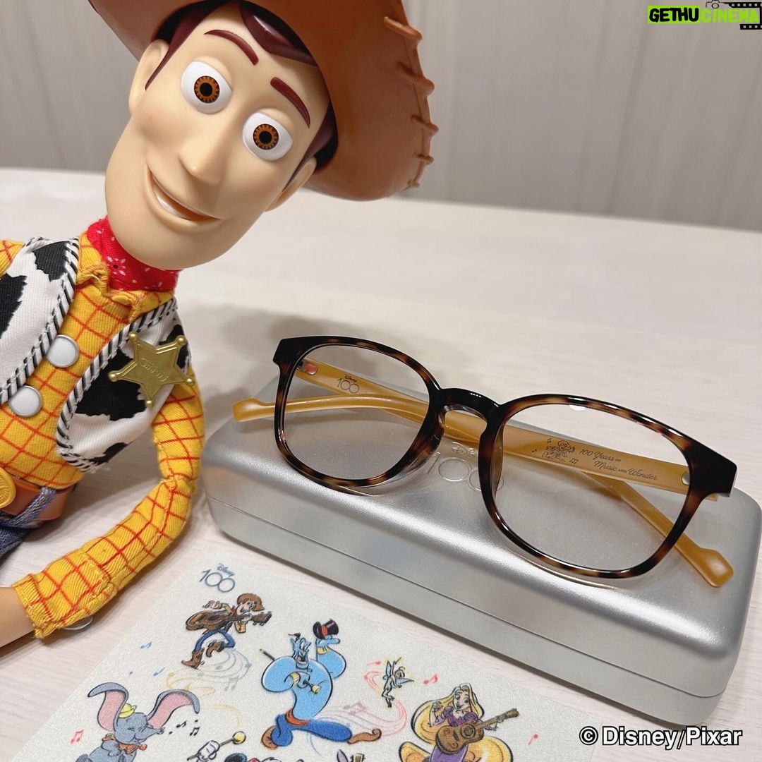 Itô Karin Instagram - JINS / Disney モデル 「Disney 100 アイウエアコレクションby JINS」の眼鏡が可愛すぎる💜🤍 52種類もあるの本当に多すぎて困っちゃう🤦♀️ 推しが多いって大変ですよね、みなさん🥹✨ 悩みに悩んで トイ・ストーリー好きとしてやっぱり ▪️キャラクターパレードシリーズ ウッディモデル(URF-23A-100_86) を選びました🤠 ウッディらしいブラウンのカラーをメインに べっこうのフレームがおしゃれ✨ ディズニー創立100周年限定のウッディのアートも最高🎼 キャラクターや作品の世界観から インスピレーションを受けてデザインされてるけど、 トレンドも踏まえたフレームなので 日常のコーディネートで使いやすいです🙆♀️! 確かに眼鏡ってプライベートからビジネスシーンまで 常にかけるものだから さりげないデザインがありがたいかも🥹🫶 他にも写真の中でご紹介してるのは ▪️クラシカルアートシリーズ ミッキーマウスモデル(BLACK) URF-23A-093_294 →ミッキーマウスのお洋服のボタンをイメージしたスタッズがデザインされてて、ファンにはたまらない🤤 ▪️キャラクターパレードシリーズ ミッキーマウスモデル URF-23A-099_94 →赤と黒のミッキーマウスカラーで可愛い❤️🖤 ▪️キャラクターパーティーシリーズ ミッキーマウス/ミニーマウス/プルートモデル LRF-23A-130_94 →この3人が揃ったら最強なんだよ…🥲🫶 ▪️キャラクターパーティーシリーズ バンビ/とんすけ/ダンボモデル LRF-23A-132_83 →細めのフレームで顔が明るくなりそう🌟 写真以外にもプリンセスシリーズやミニーマウスモデルなど 多種多様なのでお気に入りの1つが必ず見つかるはず!❤️🔥 JINSオンラインショップと店頭で販売中です! ぜひ探してみてね🔍 ※店舗毎に在庫状況は異なる為、最新の在庫状況については「商品詳細ページ」→「店舗在庫」ボタンよりご確認ください。 #PR #JINSディズニーモデル #JINS @jins_japan