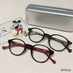 Itô Karin Instagram - JINS / Disney モデル 「Disney 100 アイウエアコレクションby JINS」の眼鏡が可愛すぎる💜🤍 52種類もあるの本当に多すぎて困っちゃう🤦‍♀️ 推しが多いって大変ですよね、みなさん🥹✨ 悩みに悩んで トイ・ストーリー好きとしてやっぱり ▪️キャラクターパレードシリーズ ウッディモデル(URF-23A-100_86) を選びました🤠 ウッディらしいブラウンのカラーをメインに べっこうのフレームがおしゃれ✨ ディズニー創立100周年限定のウッディのアートも最高🎼 キャラクターや作品の世界観から インスピレーションを受けてデザインされてるけど、 トレンドも踏まえたフレームなので 日常のコーディネートで使いやすいです🙆‍♀️！ 確かに眼鏡ってプライベートからビジネスシーンまで 常にかけるものだから さりげないデザインがありがたいかも🥹🫶 他にも写真の中でご紹介してるのは ▪️クラシカルアートシリーズ ミッキーマウスモデル(BLACK) URF-23A-093_294 →ミッキーマウスのお洋服のボタンをイメージしたスタッズがデザインされてて、ファンにはたまらない🤤 ▪️キャラクターパレードシリーズ ミッキーマウスモデル URF-23A-099_94 →赤と黒のミッキーマウスカラーで可愛い❤️🖤 ▪️キャラクターパーティーシリーズ ミッキーマウス/ミニーマウス/プルートモデル LRF-23A-130_94 →この3人が揃ったら最強なんだよ…🥲🫶 ▪️キャラクターパーティーシリーズ バンビ/とんすけ/ダンボモデル LRF-23A-132_83 →細めのフレームで顔が明るくなりそう🌟 写真以外にもプリンセスシリーズやミニーマウスモデルなど 多種多様なのでお気に入りの1つが必ず見つかるはず！❤️‍🔥 JINSオンラインショップと店頭で販売中です！ ぜひ探してみてね🔍 ※店舗毎に在庫状況は異なる為、最新の在庫状況については「商品詳細ページ」→「店舗在庫」ボタンよりご確認ください。 #PR #JINSディズニーモデル #JINS @jins_japan