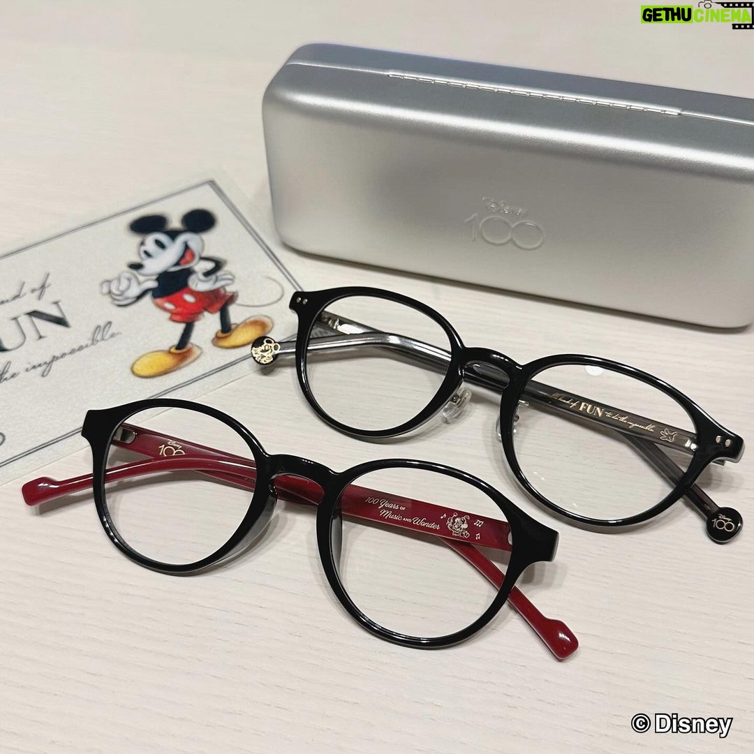 Itô Karin Instagram - JINS / Disney モデル 「Disney 100 アイウエアコレクションby JINS」の眼鏡が可愛すぎる💜🤍 52種類もあるの本当に多すぎて困っちゃう🤦♀️ 推しが多いって大変ですよね、みなさん🥹✨ 悩みに悩んで トイ・ストーリー好きとしてやっぱり ▪️キャラクターパレードシリーズ ウッディモデル(URF-23A-100_86) を選びました🤠 ウッディらしいブラウンのカラーをメインに べっこうのフレームがおしゃれ✨ ディズニー創立100周年限定のウッディのアートも最高🎼 キャラクターや作品の世界観から インスピレーションを受けてデザインされてるけど、 トレンドも踏まえたフレームなので 日常のコーディネートで使いやすいです🙆♀️! 確かに眼鏡ってプライベートからビジネスシーンまで 常にかけるものだから さりげないデザインがありがたいかも🥹🫶 他にも写真の中でご紹介してるのは ▪️クラシカルアートシリーズ ミッキーマウスモデル(BLACK) URF-23A-093_294 →ミッキーマウスのお洋服のボタンをイメージしたスタッズがデザインされてて、ファンにはたまらない🤤 ▪️キャラクターパレードシリーズ ミッキーマウスモデル URF-23A-099_94 →赤と黒のミッキーマウスカラーで可愛い❤️🖤 ▪️キャラクターパーティーシリーズ ミッキーマウス/ミニーマウス/プルートモデル LRF-23A-130_94 →この3人が揃ったら最強なんだよ…🥲🫶 ▪️キャラクターパーティーシリーズ バンビ/とんすけ/ダンボモデル LRF-23A-132_83 →細めのフレームで顔が明るくなりそう🌟 写真以外にもプリンセスシリーズやミニーマウスモデルなど 多種多様なのでお気に入りの1つが必ず見つかるはず!❤️🔥 JINSオンラインショップと店頭で販売中です! ぜひ探してみてね🔍 ※店舗毎に在庫状況は異なる為、最新の在庫状況については「商品詳細ページ」→「店舗在庫」ボタンよりご確認ください。 #PR #JINSディズニーモデル #JINS @jins_japan