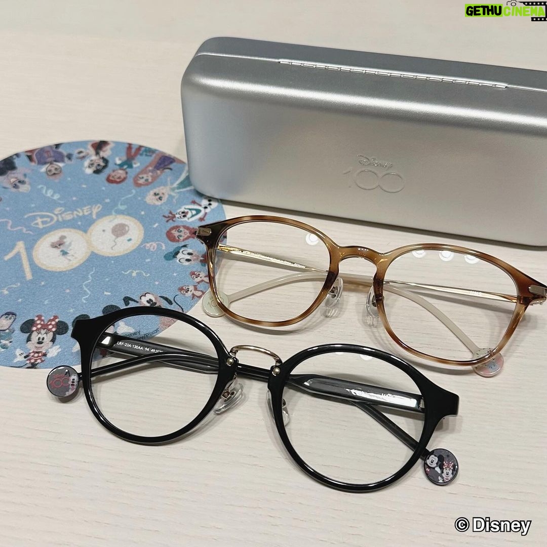 Itô Karin Instagram - JINS / Disney モデル 「Disney 100 アイウエアコレクションby JINS」の眼鏡が可愛すぎる💜🤍 52種類もあるの本当に多すぎて困っちゃう🤦♀️ 推しが多いって大変ですよね、みなさん🥹✨ 悩みに悩んで トイ・ストーリー好きとしてやっぱり ▪️キャラクターパレードシリーズ ウッディモデル(URF-23A-100_86) を選びました🤠 ウッディらしいブラウンのカラーをメインに べっこうのフレームがおしゃれ✨ ディズニー創立100周年限定のウッディのアートも最高🎼 キャラクターや作品の世界観から インスピレーションを受けてデザインされてるけど、 トレンドも踏まえたフレームなので 日常のコーディネートで使いやすいです🙆♀️! 確かに眼鏡ってプライベートからビジネスシーンまで 常にかけるものだから さりげないデザインがありがたいかも🥹🫶 他にも写真の中でご紹介してるのは ▪️クラシカルアートシリーズ ミッキーマウスモデル(BLACK) URF-23A-093_294 →ミッキーマウスのお洋服のボタンをイメージしたスタッズがデザインされてて、ファンにはたまらない🤤 ▪️キャラクターパレードシリーズ ミッキーマウスモデル URF-23A-099_94 →赤と黒のミッキーマウスカラーで可愛い❤️🖤 ▪️キャラクターパーティーシリーズ ミッキーマウス/ミニーマウス/プルートモデル LRF-23A-130_94 →この3人が揃ったら最強なんだよ…🥲🫶 ▪️キャラクターパーティーシリーズ バンビ/とんすけ/ダンボモデル LRF-23A-132_83 →細めのフレームで顔が明るくなりそう🌟 写真以外にもプリンセスシリーズやミニーマウスモデルなど 多種多様なのでお気に入りの1つが必ず見つかるはず!❤️🔥 JINSオンラインショップと店頭で販売中です! ぜひ探してみてね🔍 ※店舗毎に在庫状況は異なる為、最新の在庫状況については「商品詳細ページ」→「店舗在庫」ボタンよりご確認ください。 #PR #JINSディズニーモデル #JINS @jins_japan