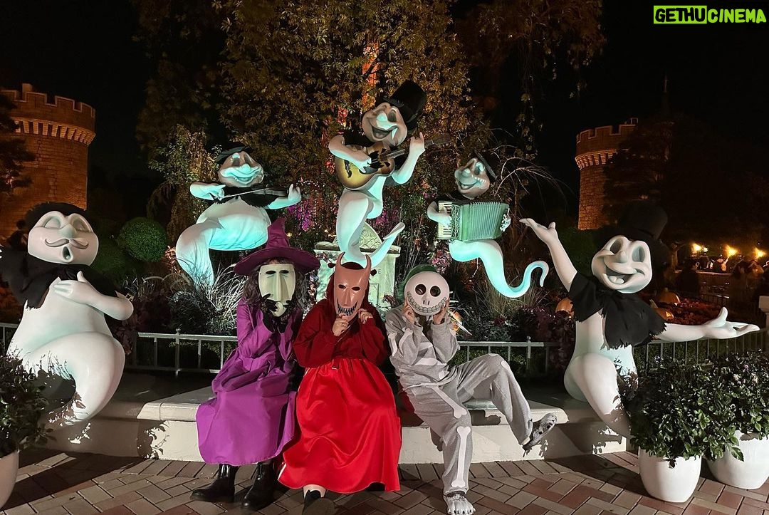 Itô Karin Instagram - . . 今年2作品目の仮装👻 ナイトメア・ビフォア・クリスマスから ロック ショック バレルです❤️💜💚 カツラの色がちょっと気に食わないけど、 まー楽しければなんでもよい。🙆♀️ . 10月最終週の日曜日は パーク内が仮装者だらけで 楽しかった〜っ! 昔は仮装期間が1週間とかしかなくて、 予定合わすのは大変だったけど、 仮装者同士でたくさん絡めて楽しかったよね🥹 . 来年の仮装何やるかもう決めました。 たのしみっ!笑 #dハロ仮装 #dハロ仮装2023 #ナイトメアビフォアクリスマス #ロックショックバレル #ロックショックバレル仮装 #ディズニー仮装 #東京ディズニーランド #nightmarebeforechristmas