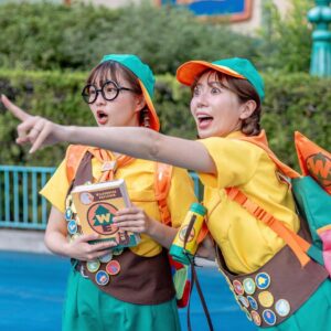 Itô Karin Instagram - .
.
仮装ディズニーしてきました〜！
.
.
今年は
東京ディズニーランド40周年パレード
「ディズニー・ハーモニー・イン・カラー」
のカールじいさんフロート後方で踊ってる
ダンサーさん🥹🎈
.
.
このパレードを初めて観たその日から
今年はこの仮装を必ずすると決めてました🔥

.
.
靴下以外、全部手作りです〜💛

リュックとか帽子とか
本気出せば作れるもんだね。

帽子はノリで作りすぎて形悪いけど🥹

.
1番大変だったのはバッチで、
一つ一つの絵柄はiPadで全部手描き、
(iPad持ってないからレンタル笑)
周りを縫うのは1つにつき20分掛かったので、
全部で何分かかったんだろう〜😇

. 

現地でキャストさんに1番褒められたのは
双眼鏡だったな〜！

これは大きめの双眼鏡を探して(ここに1番難航した)、
スプレーで塗装して、
マークはシールを作って貼っただけ🌲

お風呂場で塗装したので、
お風呂場が心なしか黄色っぽくなったような……(笑)
.
.
.
今回は仲良しのあいにゃんと仮装したんだけど、
お洋服をデザインしたりしてる人だから、
そんな人に着てもらうのはハードル高くて…🤣

でもめーちゃくちゃ褒めてくれて
自己肯定感高まりました🥰

いつもは仮装してそれで満足しちゃってたけど、
今回はあいにゃんの旦那さんのこーちゃんが
たくさん写真を撮ってくれて
ちゃんと想い出に残って嬉しい！🫶

なので載せたい写真がまだまだあるし、
見せたい動画も大量にあるので
インスタや、あとはXにまたたくさん載せます！
あいにゃんのアカウントでも載ると思うので
要チェックだよ〜☑️
.
.
.
最後の写真は本物のダンサーさんと、
レスをたくさん貰えて大喜びの伊藤です🤭🤭
.
反対サイドに座ってた方が激写してくれてました🥹
ありがとうございました🥹

.
.

ここまで本気で作ったのは5年ぶりくらいだったので
思いが募り過ぎて
長い文章になっちゃいました😂

最後まで読んでくれてありがとう🥹

.
今年はもう一回仮装するけど、
そっちは簡易的なやつなので気が楽だ〜！
そちらもお楽しみに👻

#dハロ仮装 #dハロ仮装2023 #ハーモニーインカラー #ハーモニーインカラーダンサー仮装 #ハモカラ #ハモカラダンサー仮装 #カールじいさんの空飛ぶ家 #ディズニーランド #東京ディズニーランド #tokyodisneyland #ディズニー仮装