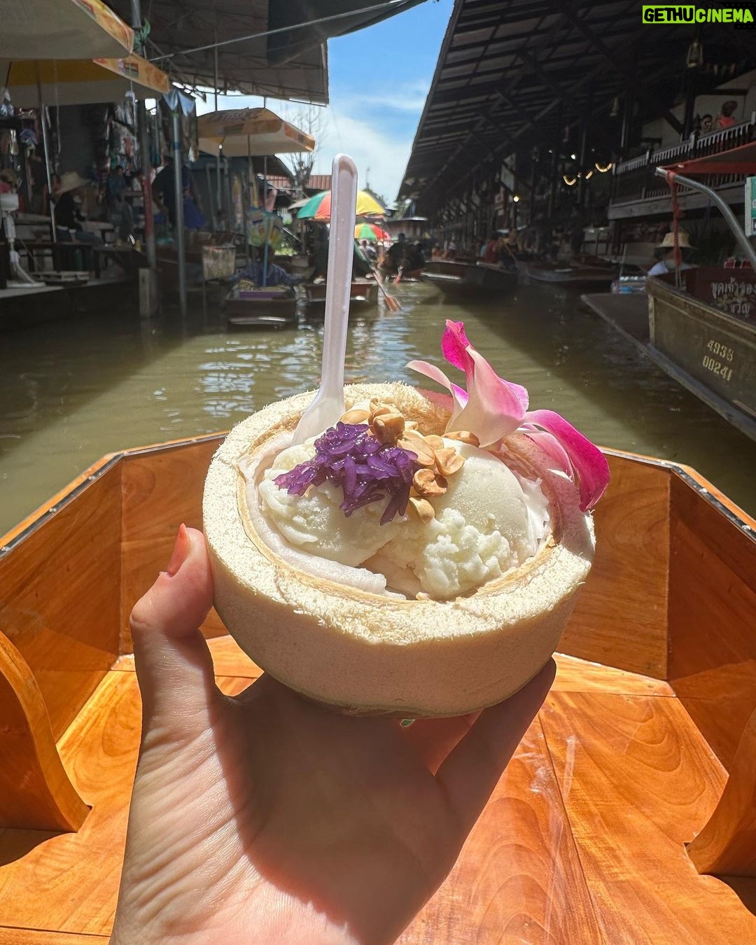 Itô Karin Instagram - . 新しいYouTube撮ってきたので 更新をお楽しみに🇹🇭✈️ . . . #タイ旅行 #バンコク #タイ #🇹🇭 #一人旅 #一人旅女子 #ダムヌンサドゥアック水上マーケット #ตลาดน้ำดำเนินสะดวก #damnoensaduak #damnoensaduakfloatingmarket Damnoen Saduak Floating Market