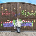 Itô Karin Instagram - . . GWどこにも遊びに行かないので 過去の想い出を…🇫🇷 . パリディズニーは パリにしかないレミーのエリアが やっぱり１番の見どころかな🐭🩵 私はグストーの本のバウンド(7枚目)を して行きました🥹🫶 ボナペティ🍽️ . . #パリディズニー #dlp #dlp30 #disneylandparis #ディズニーランドパリ #waltdisneystudiospark #レミーのおいしいレストラン #ratatouille #disneybound #disneybounding #ディズニーバウンド #ディズニーコーデ Disneyland Paris