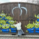 Itô Karin Instagram - . . GWどこにも遊びに行かないので 過去の想い出を…🇫🇷 . パリディズニーは パリにしかないレミーのエリアが やっぱり１番の見どころかな🐭🩵 私はグストーの本のバウンド(7枚目)を して行きました🥹🫶 ボナペティ🍽️ . . #パリディズニー #dlp #dlp30 #disneylandparis #ディズニーランドパリ #waltdisneystudiospark #レミーのおいしいレストラン #ratatouille #disneybound #disneybounding #ディズニーバウンド #ディズニーコーデ Disneyland Paris