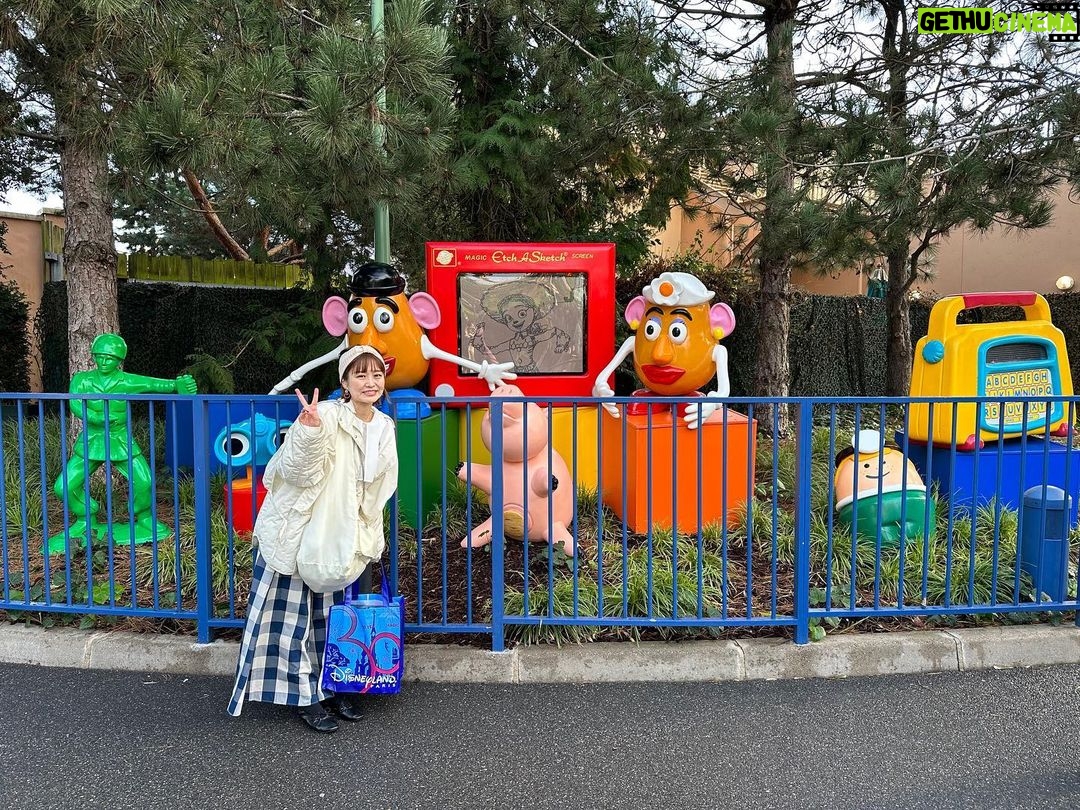 Itô Karin Instagram - . . GWどこにも遊びに行かないので 過去の想い出を…🇫🇷 . パリディズニーは パリにしかないレミーのエリアが やっぱり1番の見どころかな🐭🩵 私はグストーの本のバウンド(7枚目)を して行きました🥹🫶 ボナペティ🍽️ . . #パリディズニー #dlp #dlp30 #disneylandparis #ディズニーランドパリ #waltdisneystudiospark #レミーのおいしいレストラン #ratatouille #disneybound #disneybounding #ディズニーバウンド #ディズニーコーデ Disneyland Paris