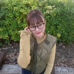 Itô Karin Instagram - JINS / Disney モデル 「Disney 100 アイウエアコレクションby JINS」の眼鏡が可愛すぎる💜🤍 52種類もあるの本当に多すぎて困っちゃう🤦‍♀️ 推しが多いって大変ですよね、みなさん🥹✨ 悩みに悩んで トイ・ストーリー好きとしてやっぱり ▪️キャラクターパレードシリーズ ウッディモデル(URF-23A-100_86) を選びました🤠 ウッディらしいブラウンのカラーをメインに べっこうのフレームがおしゃれ✨ ディズニー創立100周年限定のウッディのアートも最高🎼 キャラクターや作品の世界観から インスピレーションを受けてデザインされてるけど、 トレンドも踏まえたフレームなので 日常のコーディネートで使いやすいです🙆‍♀️！ 確かに眼鏡ってプライベートからビジネスシーンまで 常にかけるものだから さりげないデザインがありがたいかも🥹🫶 他にも写真の中でご紹介してるのは ▪️クラシカルアートシリーズ ミッキーマウスモデル(BLACK) URF-23A-093_294 →ミッキーマウスのお洋服のボタンをイメージしたスタッズがデザインされてて、ファンにはたまらない🤤 ▪️キャラクターパレードシリーズ ミッキーマウスモデル URF-23A-099_94 →赤と黒のミッキーマウスカラーで可愛い❤️🖤 ▪️キャラクターパーティーシリーズ ミッキーマウス/ミニーマウス/プルートモデル LRF-23A-130_94 →この3人が揃ったら最強なんだよ…🥲🫶 ▪️キャラクターパーティーシリーズ バンビ/とんすけ/ダンボモデル LRF-23A-132_83 →細めのフレームで顔が明るくなりそう🌟 写真以外にもプリンセスシリーズやミニーマウスモデルなど 多種多様なのでお気に入りの1つが必ず見つかるはず！❤️‍🔥 JINSオンラインショップと店頭で販売中です！ ぜひ探してみてね🔍 ※店舗毎に在庫状況は異なる為、最新の在庫状況については「商品詳細ページ」→「店舗在庫」ボタンよりご確認ください。 #PR #JINSディズニーモデル #JINS @jins_japan