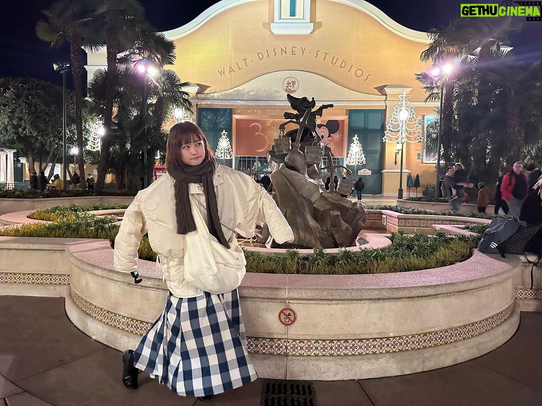 Itô Karin Instagram - . . GWどこにも遊びに行かないので 過去の想い出を…🇫🇷 . パリディズニーは パリにしかないレミーのエリアが やっぱり1番の見どころかな🐭🩵 私はグストーの本のバウンド(7枚目)を して行きました🥹🫶 ボナペティ🍽️ . . #パリディズニー #dlp #dlp30 #disneylandparis #ディズニーランドパリ #waltdisneystudiospark #レミーのおいしいレストラン #ratatouille #disneybound #disneybounding #ディズニーバウンド #ディズニーコーデ Disneyland Paris