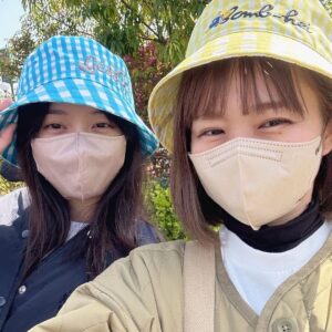 Itô Karin Instagram - .

.
ユニバ行ってきました〜🌏！

.
楽しかったこといくつか話させてね。

◎コナン脱出🕵️

ユニバの中にあるコナン脱出専用の？
4階建てくらいの建物がありまして、

建物の中を歩き回って、謎を解くの！✨

成功することできました〜✌️
めっちゃ楽しかった🌟🥹 

.
.
◎NO LIMIT!パレード

新パレードにポケモンが登場した情報を聞いていたので
とーっても楽しみにしてたんだけど、
テンション爆上がりだった！❤️‍🔥

ポケモンは金銀までの人間なのですが、
ルギアとホウオウはやばい！！！🥹🫶

他にも任天堂のキャラとかミニオンとか
我々の世代に刺さり過ぎるキャラのオンパレードでした😭🫶
.
.
.

◎新作グッズ

最近発売されたグッズを身につけています☺️

私はボム兵の帽子とTシャツ💣
なーはゲッソーの帽子とプクプクのTシャツ🦑🐡

一緒に行ったときんちゅ(友人)の子は
同じシリーズのテレサ帽子をかぶってました👻

全力で楽しんでるね🤣🎉

.
.
去年行ったばかりなのに
1年でまた進化を遂げててすごい🥵💜

また来年いかなきゃ☺️☺️

.
.
#ユニバ #ユニバコーデ