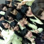 Itô Karin Instagram - . . 絢音ちゃんのセレモニーのあと 久しぶりの二期生会もしたよ💐 昨日3/28は二期生10周年のお誕生日🎉 . 美味しい焼肉いーっぱい食べた！🍖 ここのタンとレバーとまるかわが最高なんだ🥩 . . みんなにサプライズでケーキ用意してみた🎂 3周年の時に食べたケーキの リバイバル的な感じでオーダーしてみたよ！ エモい〜！！ってなるかなと思って🤣 盛り上がってくれて幹事一安心😌(笑) . . . みんなと出会って10年か〜！ なんか大変なことも多かった気もするけど 過ぎ去ってみたらあっという間だし 全部全部いい想い出だな〜☺️🫶 . 誰1人盛れてない、 むか〜しの集合写真も載せておくね😌😌😌 画質も粗いし時代を感じるね🫶 . . . . . また10年後くらいに二期生会やるね！(笑) . . 焼肉 冷麺 torero shimokitazawa