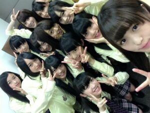 Itô Karin Instagram - .
.
絢音ちゃんのセレモニーのあと
久しぶりの二期生会もしたよ💐

昨日3/28は二期生10周年のお誕生日🎉

.
美味しい焼肉いーっぱい食べた！🍖
ここのタンとレバーとまるかわが最高なんだ🥩

.
.
みんなにサプライズでケーキ用意してみた🎂
3周年の時に食べたケーキの
リバイバル的な感じでオーダーしてみたよ！

エモい〜！！ってなるかなと思って🤣

盛り上がってくれて幹事一安心😌(笑)

.
.
.
みんなと出会って10年か〜！
なんか大変なことも多かった気もするけど
過ぎ去ってみたらあっという間だし

全部全部いい想い出だな〜☺️🫶

.
誰1人盛れてない、
むか〜しの集合写真も載せておくね😌😌😌
画質も粗いし時代を感じるね🫶
.
.
.
.
.
また10年後くらいに二期生会やるね！(笑)

.
.